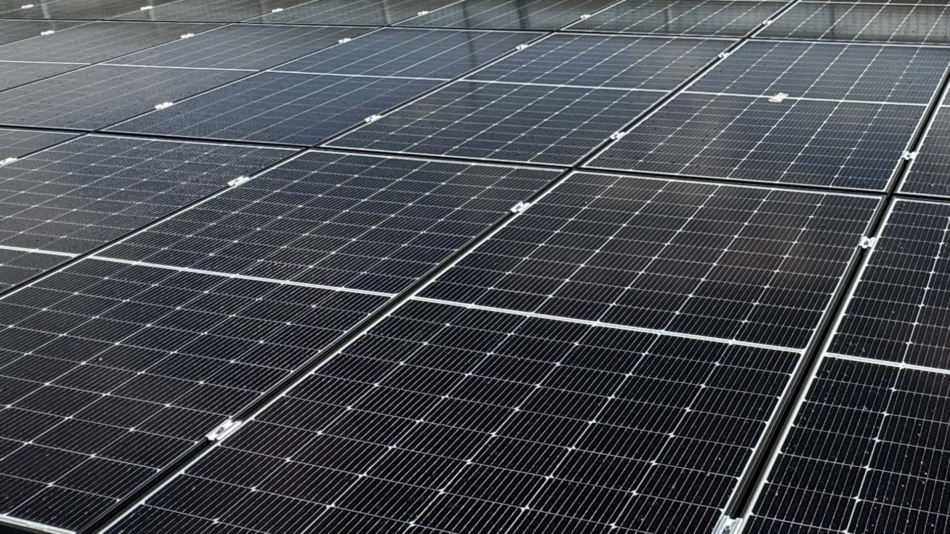 Impianto fotovoltaico con cielo limpido